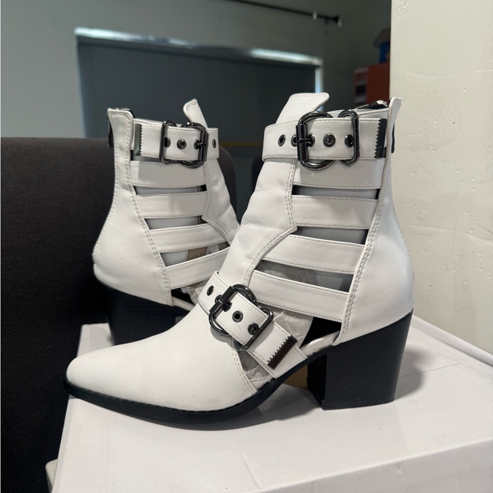 ARIDER GIRL White Buckle Ankle Boots - Picture 2 of 9